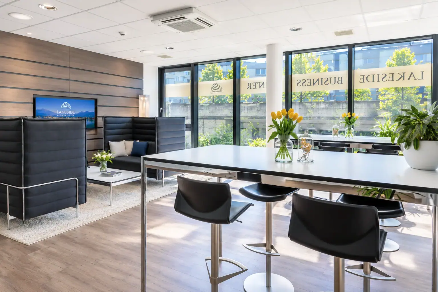 Lounge mit Sitzgelegenheiten an der Gotthardstrasse