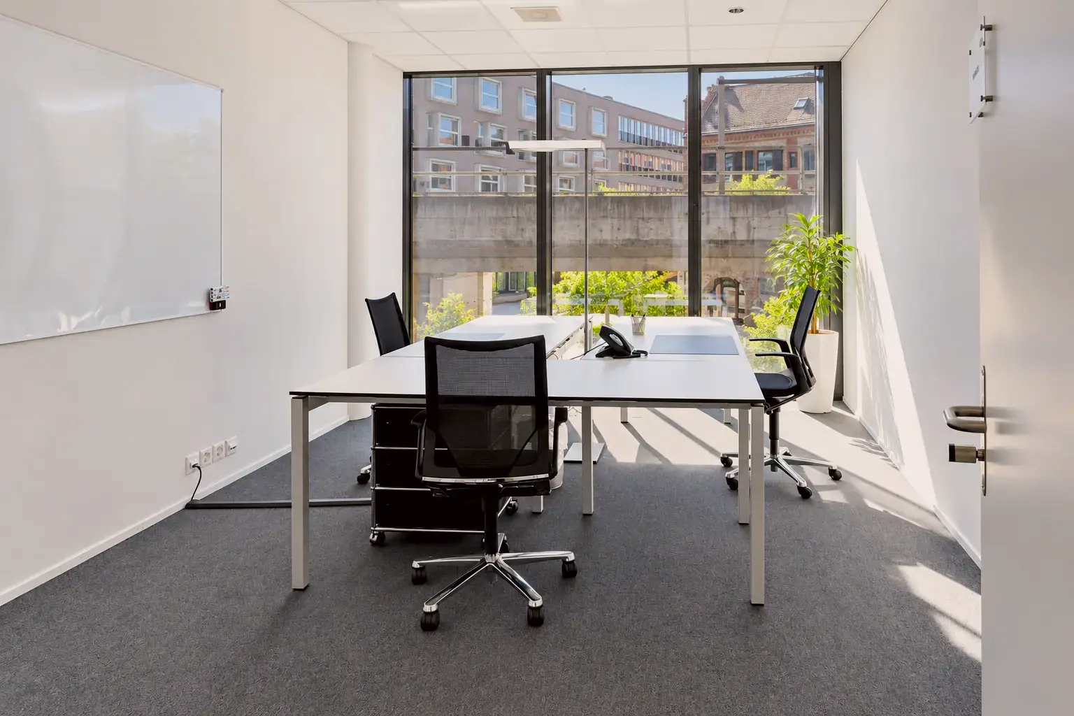 Private Office 117 mit Blick nach draussen