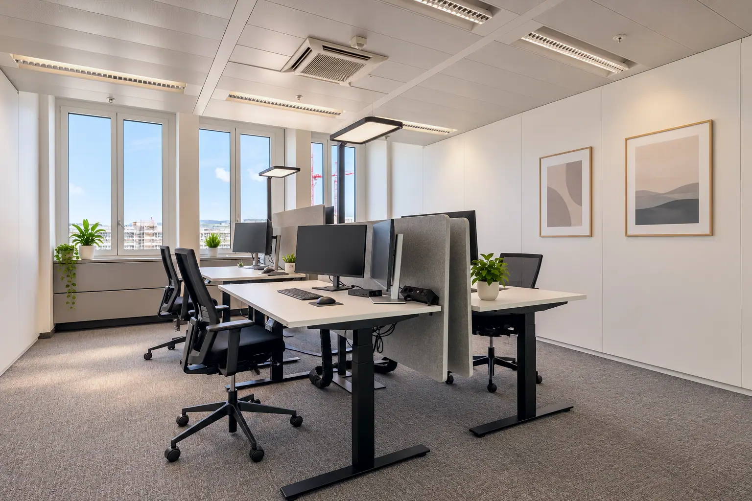 Helles Private Office mit Blick auf die Berge