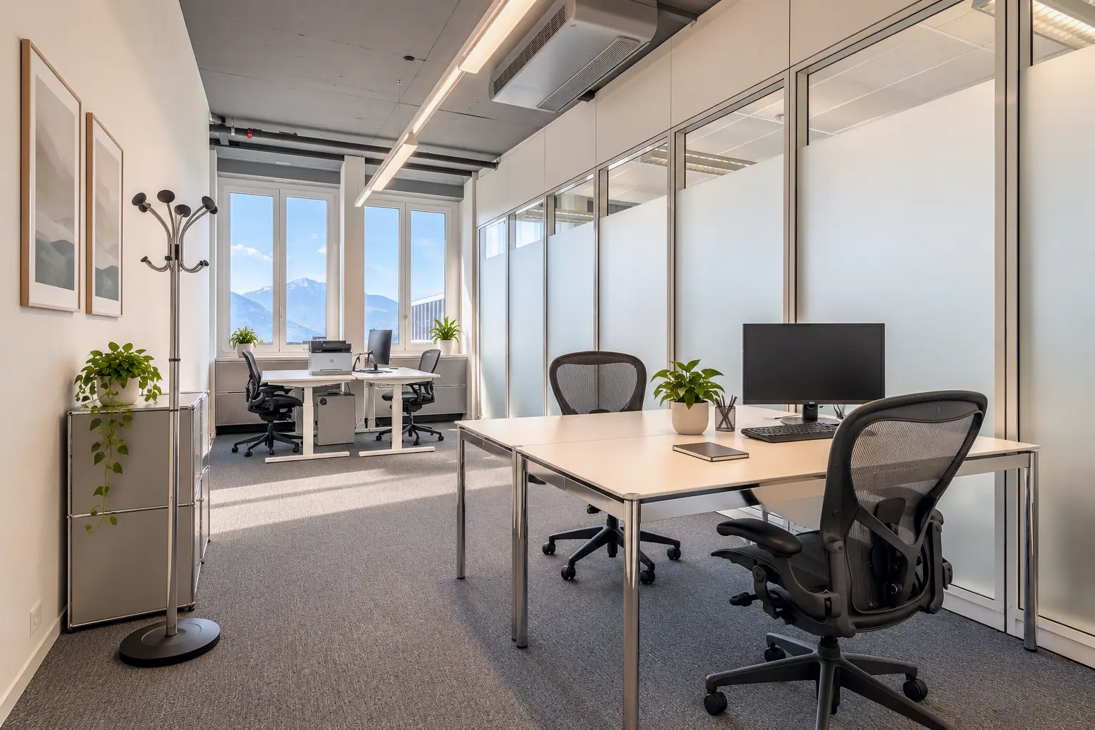 Private Office mit Glaswand zum Korridor